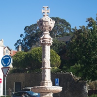 Decorative column in roundabout
